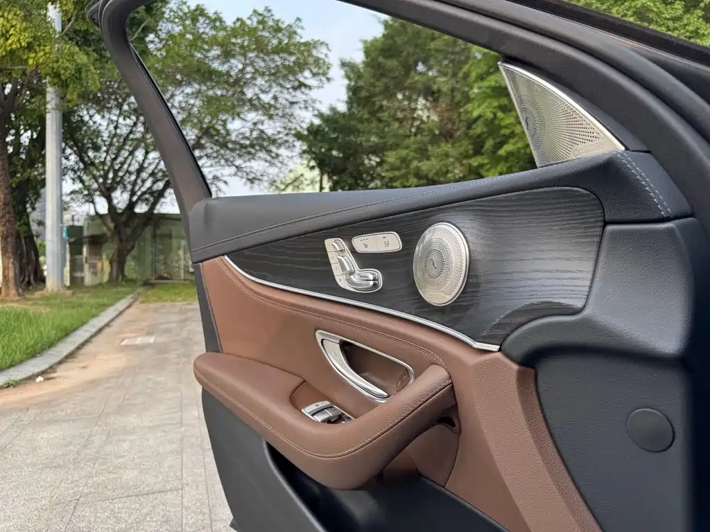 Mercedes-Benz E-Class — миниатюра 11
