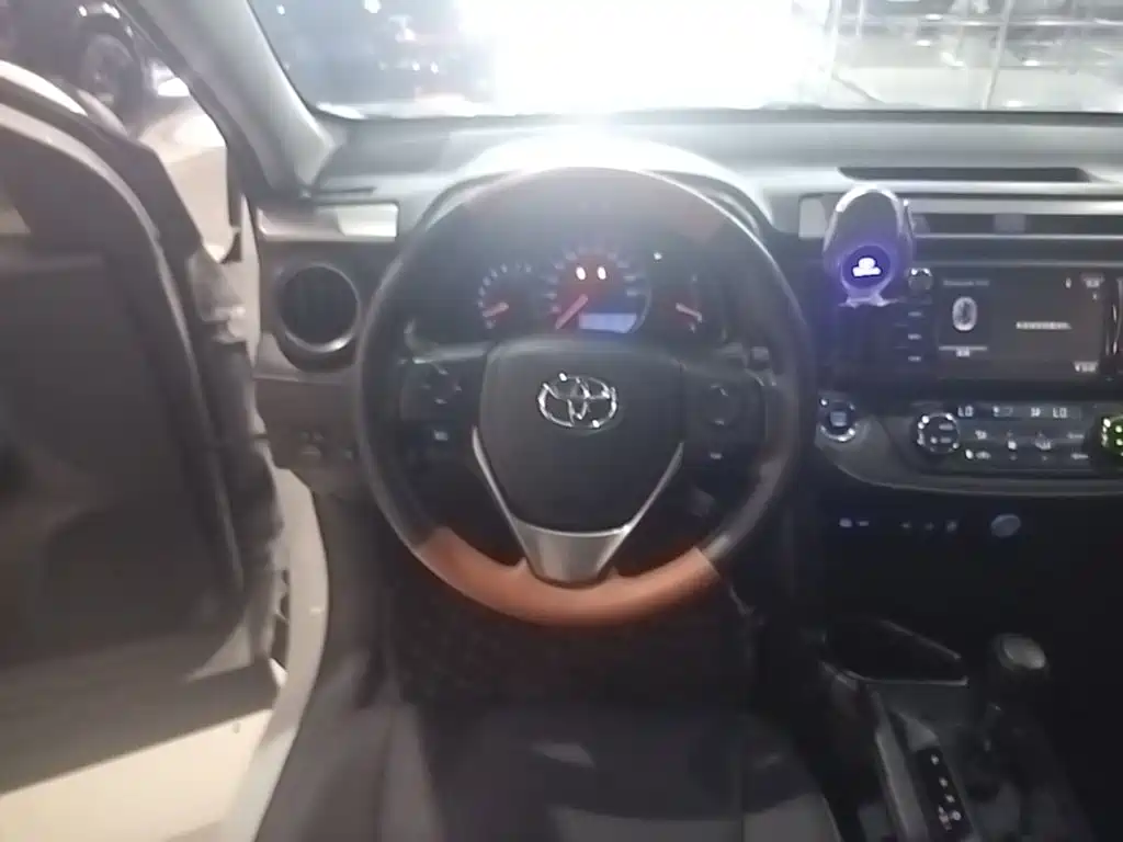 Toyota RAV4 — миниатюра 11