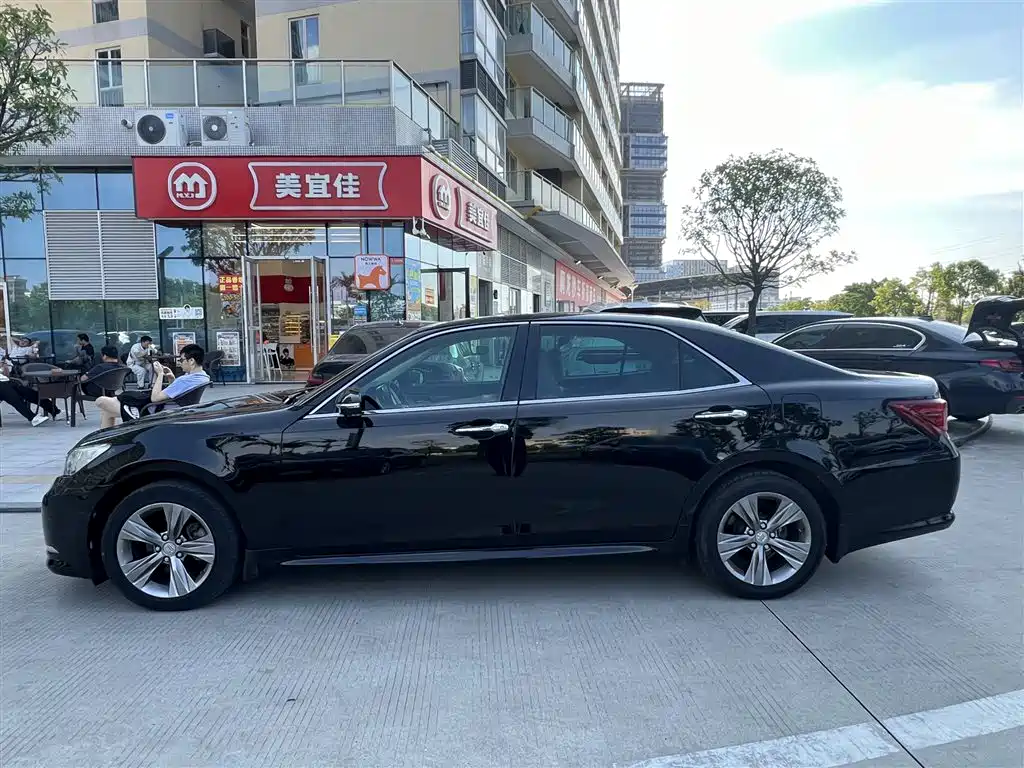 Toyota Crown — миниатюра 3