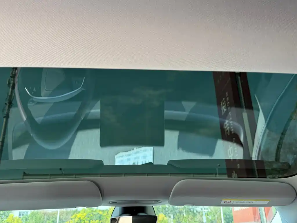 Tesla Model 3 — миниатюра 7