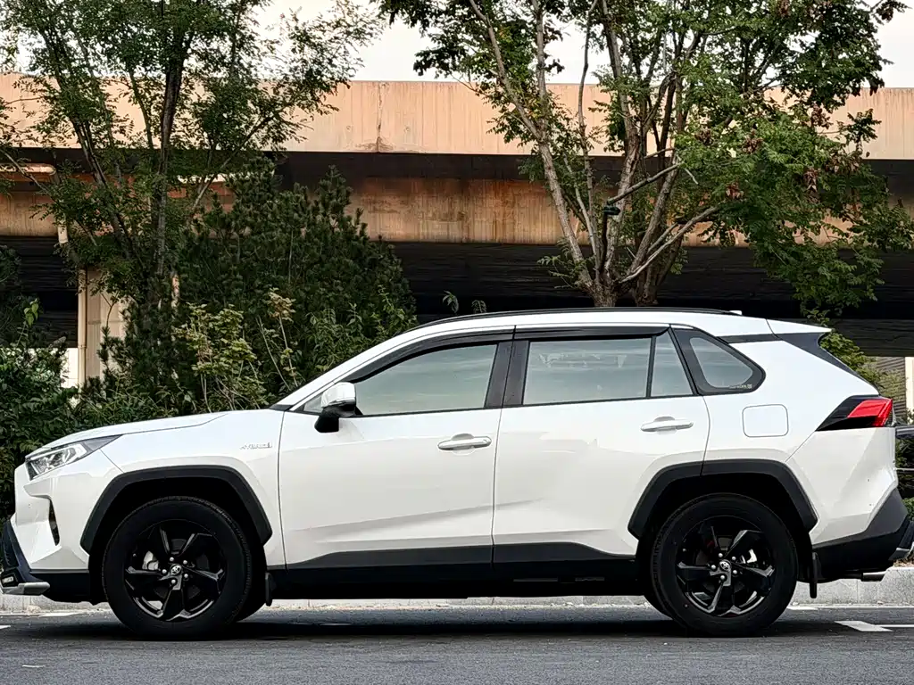 Toyota RAV4 — миниатюра 3