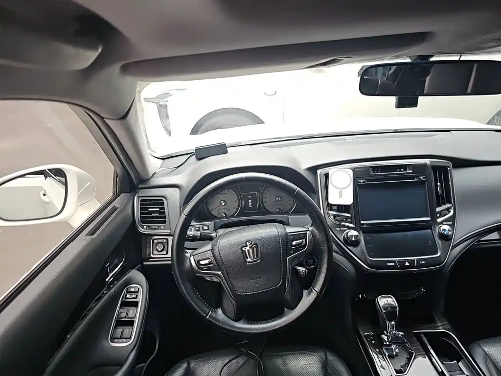 Toyota Crown — миниатюра 3