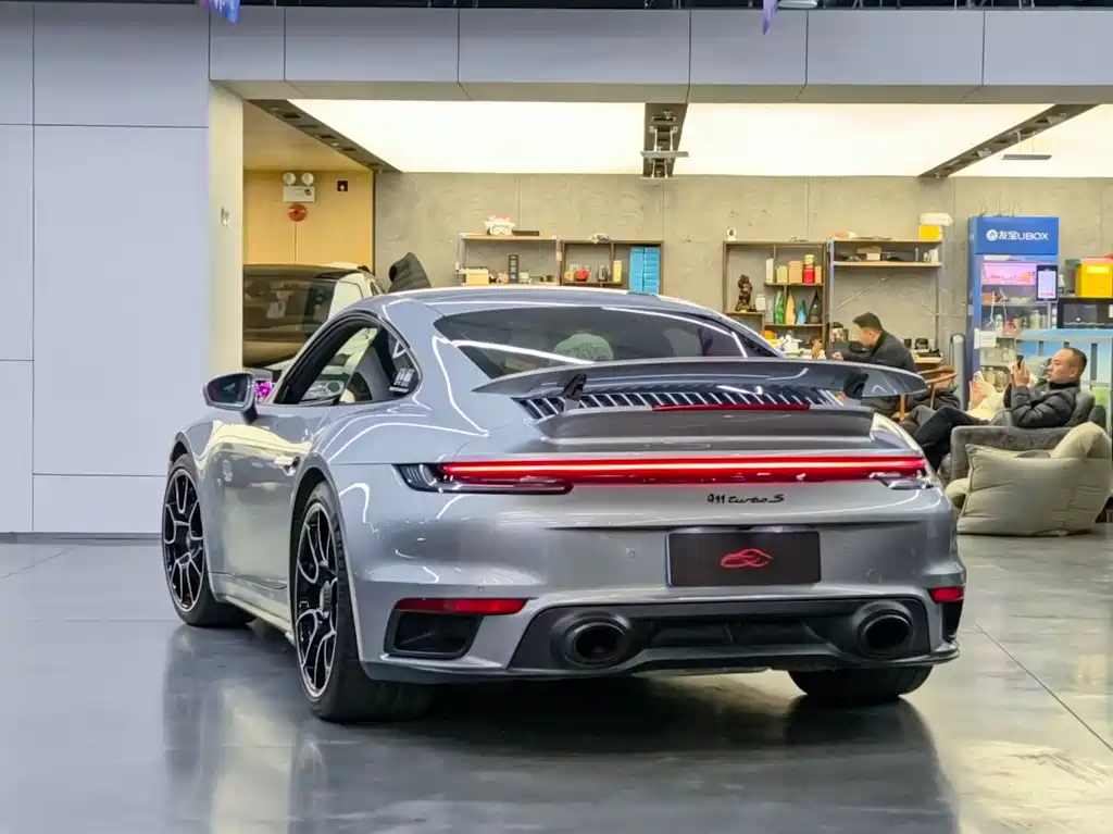 PORSCHE 911