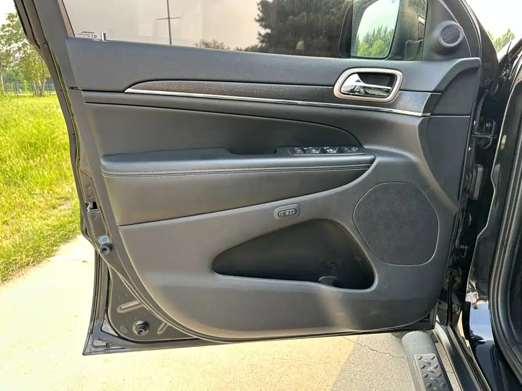 Jeep Grand Cherokee (Import) — миниатюра 13