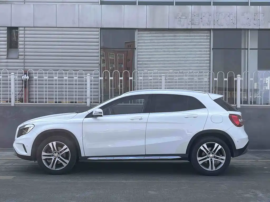 MERCEDES-BENZ GLA