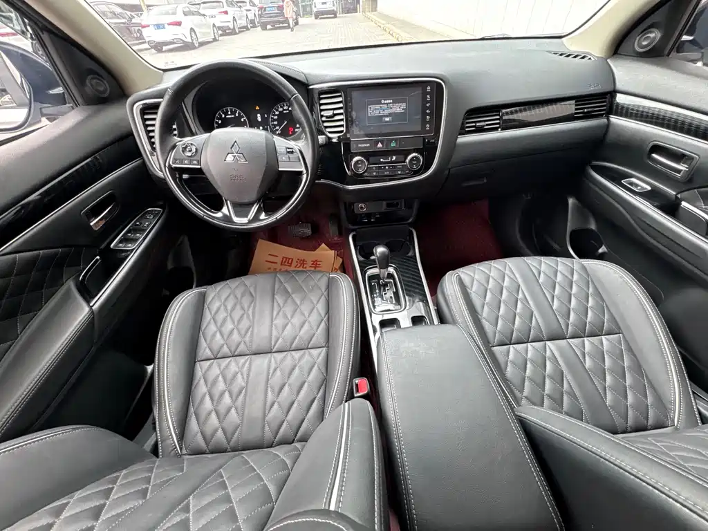 MITSUBISHI OUTLANDER