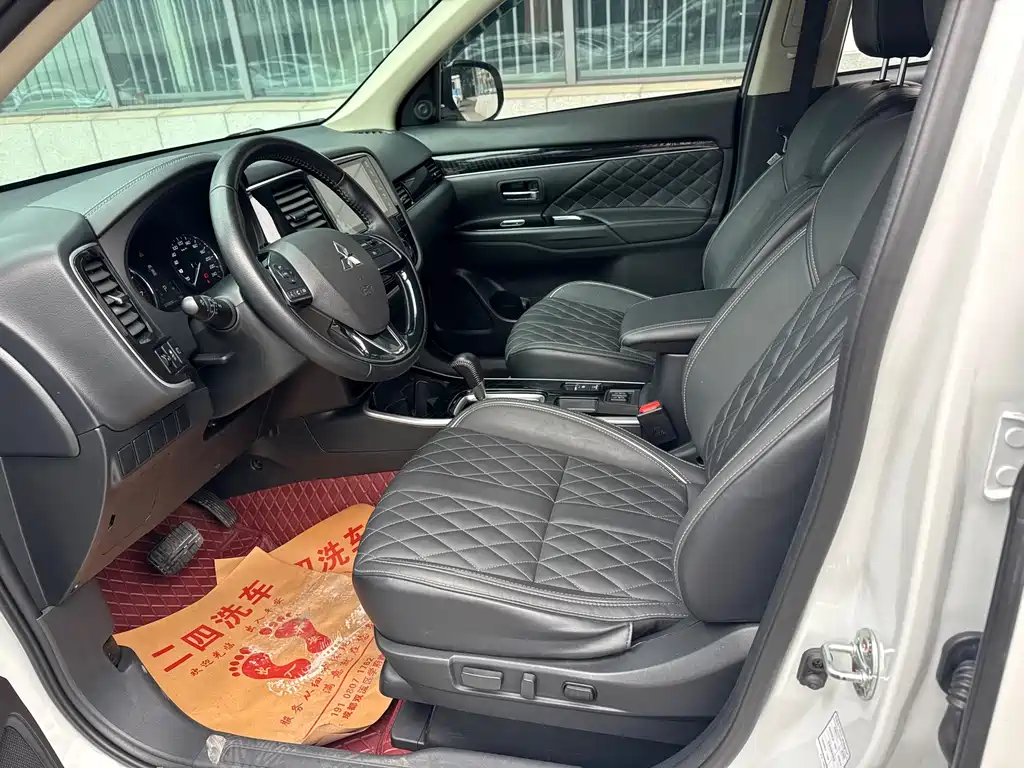 MITSUBISHI OUTLANDER