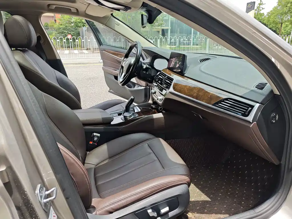 BMW 5 Series — миниатюра 13