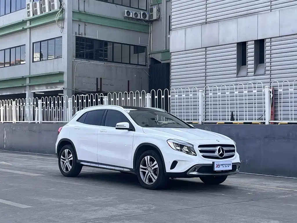 MERCEDES-BENZ GLA