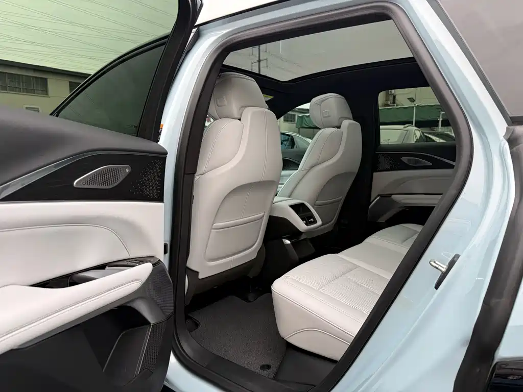 Cadillac IQ 2022 Luxury
