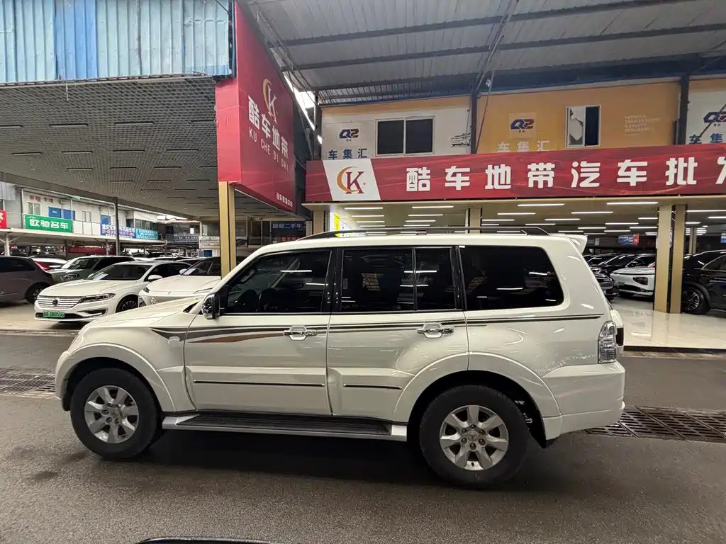 Mitsubishi Pajero (Import) — миниатюра 5