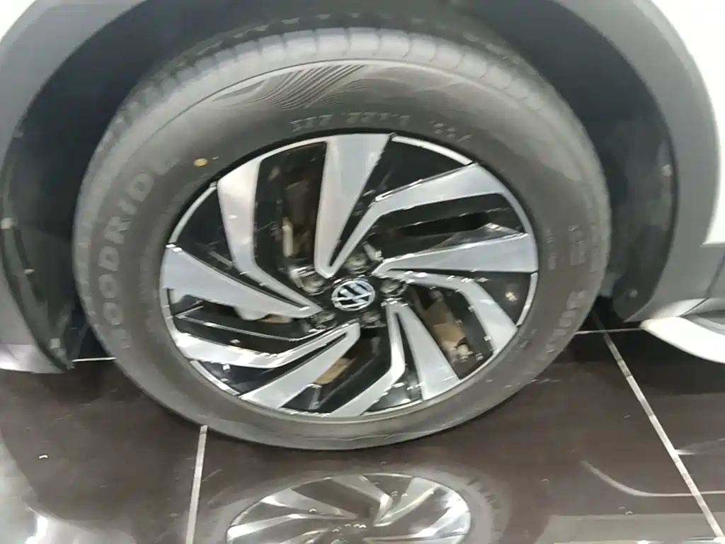 Volkswagen Tiguan L — миниатюра 23
