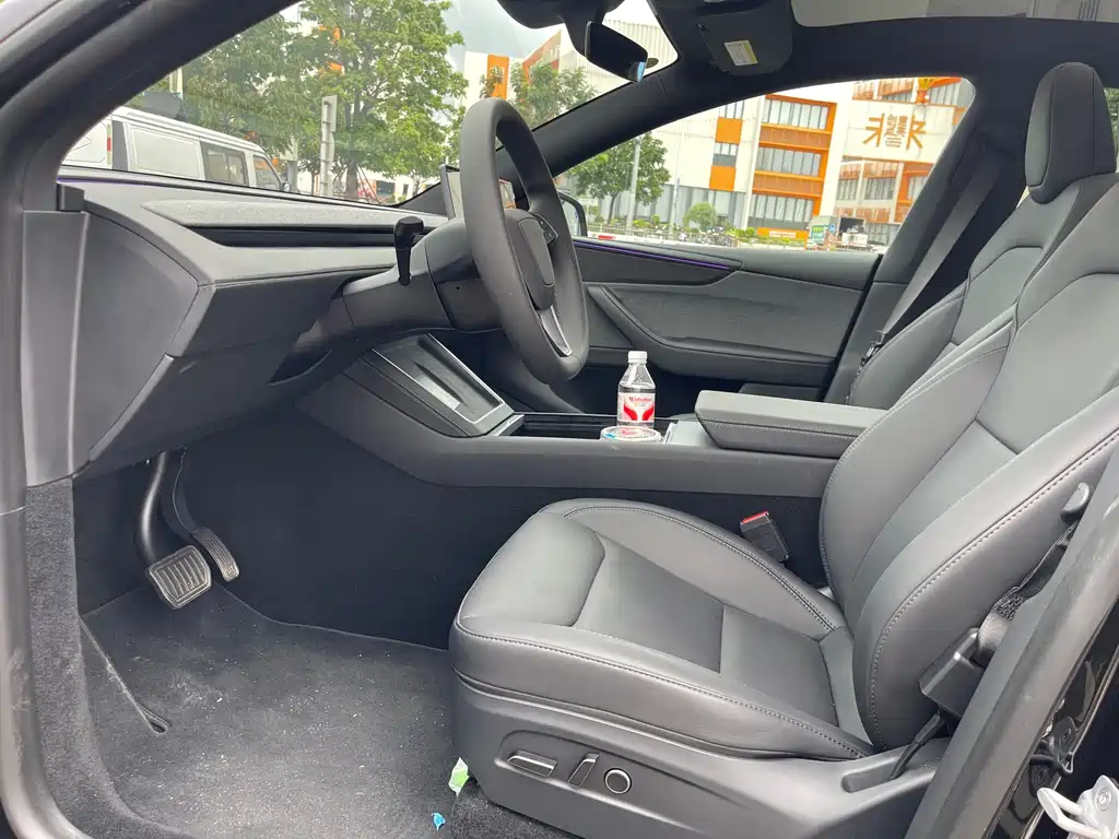 Tesla Model Y — миниатюра 7