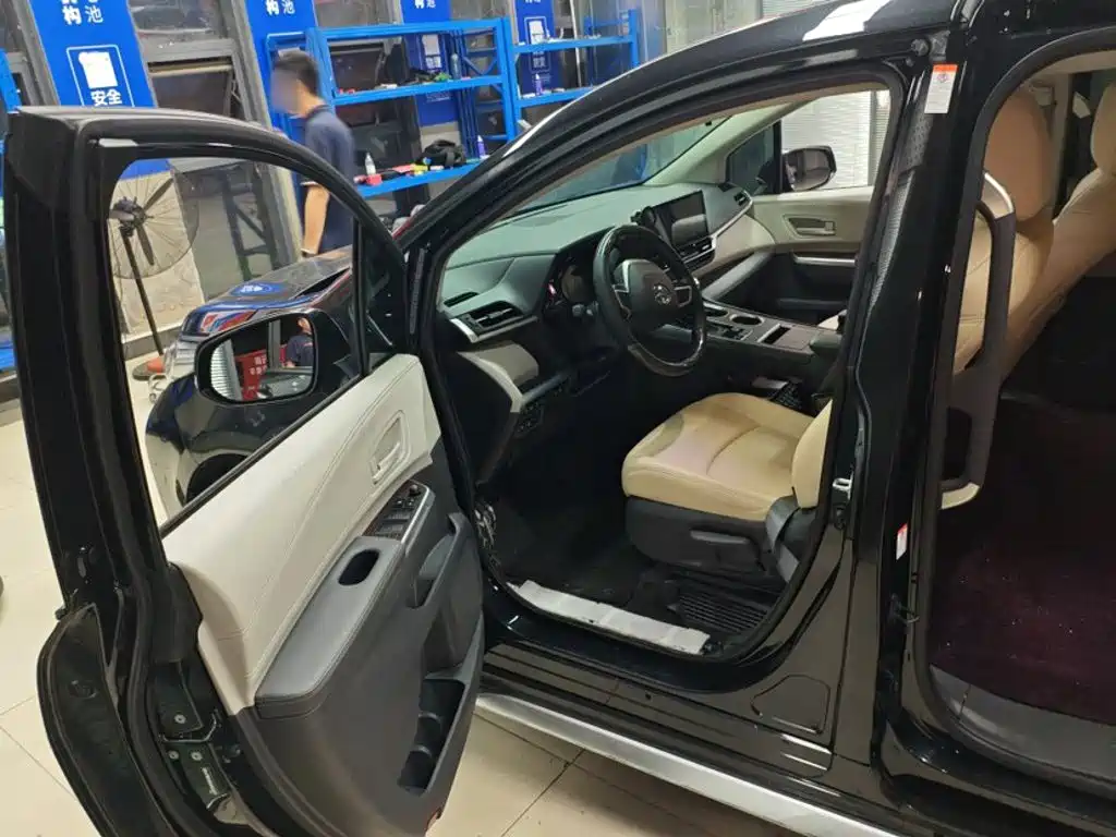 Toyota Granvia — миниатюра 9