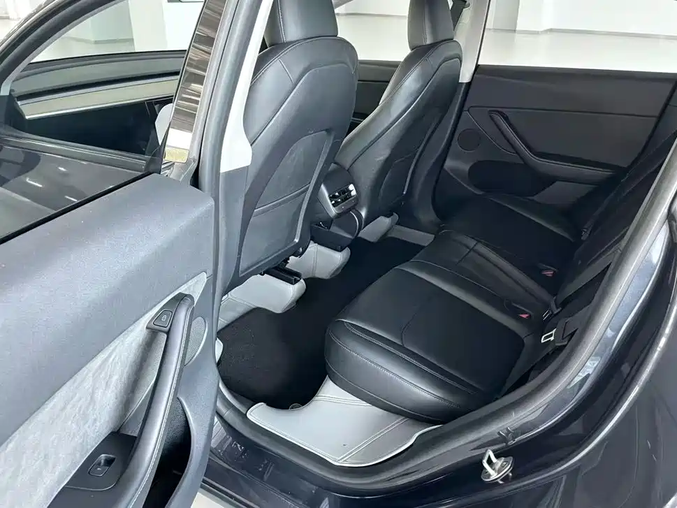 Tesla Model Y — миниатюра 17