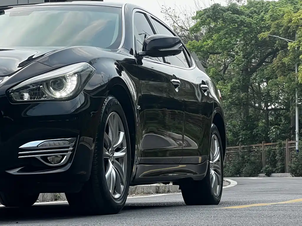 INFINITI Q70
