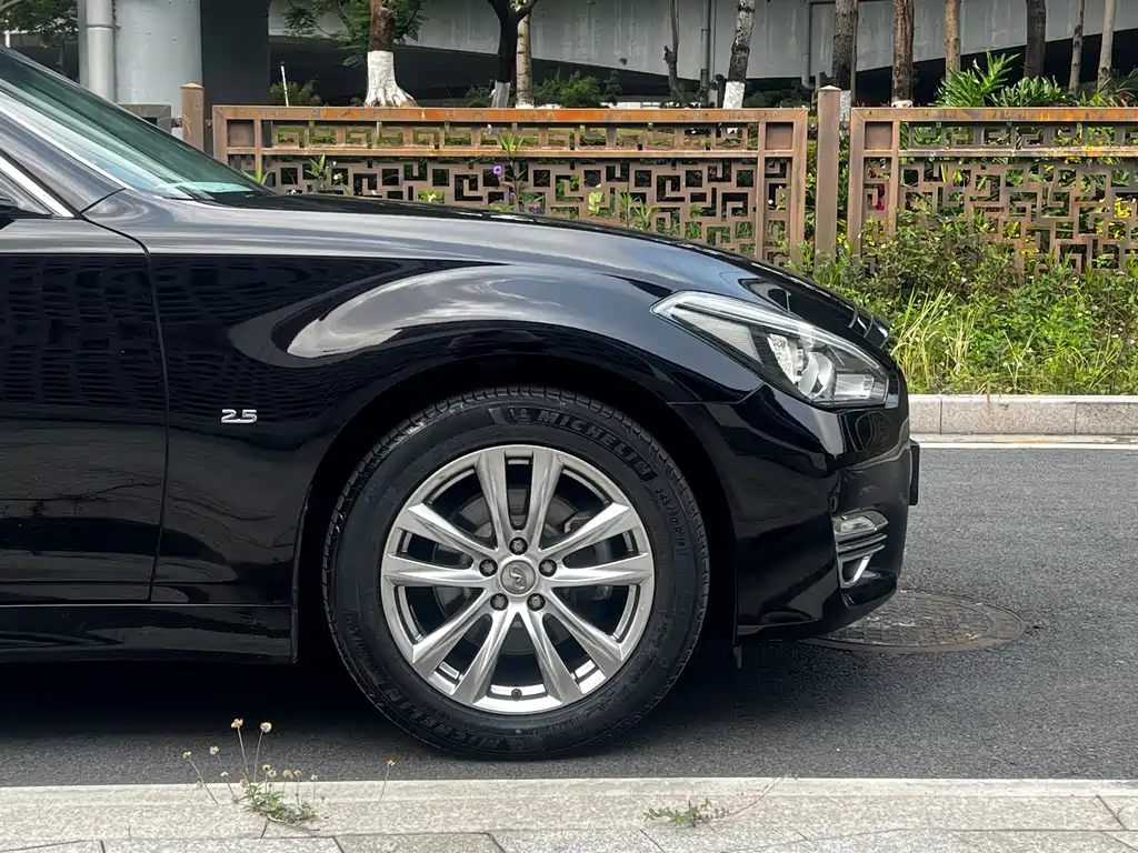 INFINITI Q70