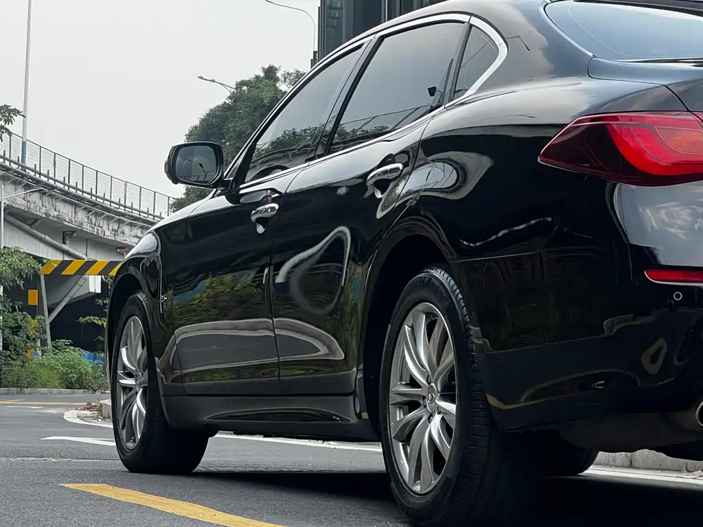 INFINITI Q70