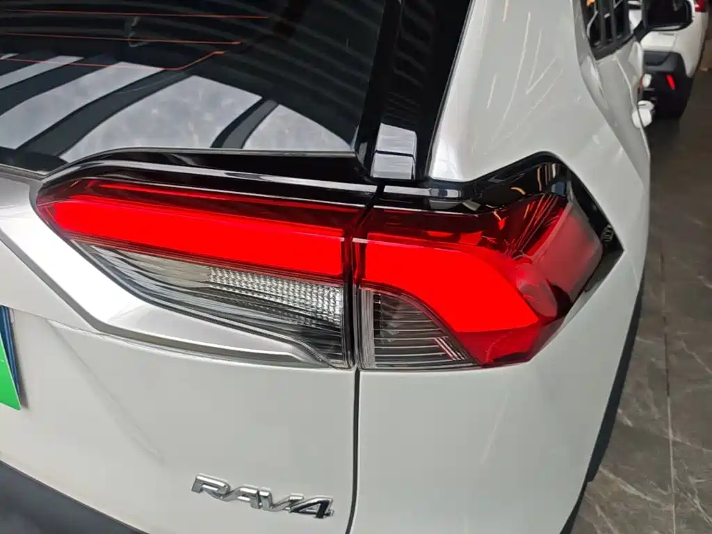 Toyota RAV4 — миниатюра 8