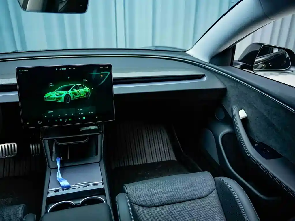 Tesla Model 3 — миниатюра 6