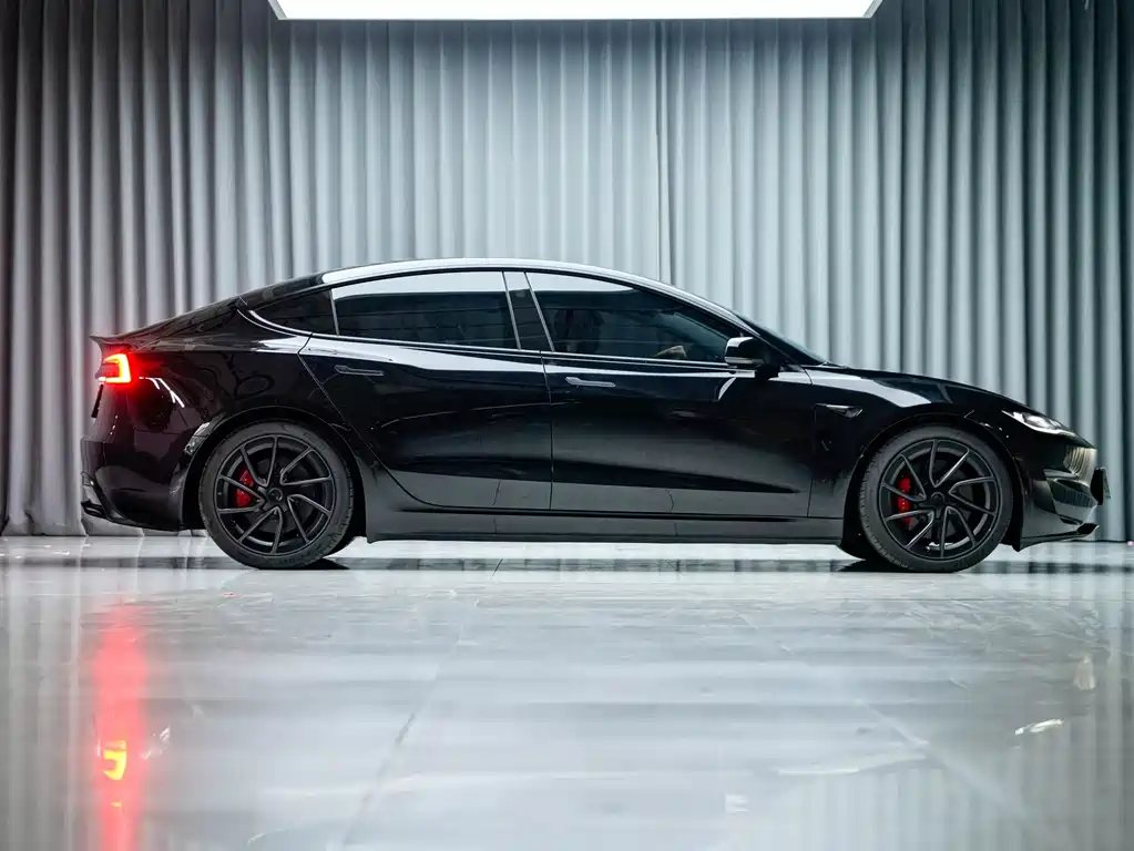 Tesla Model 3 — миниатюра 4