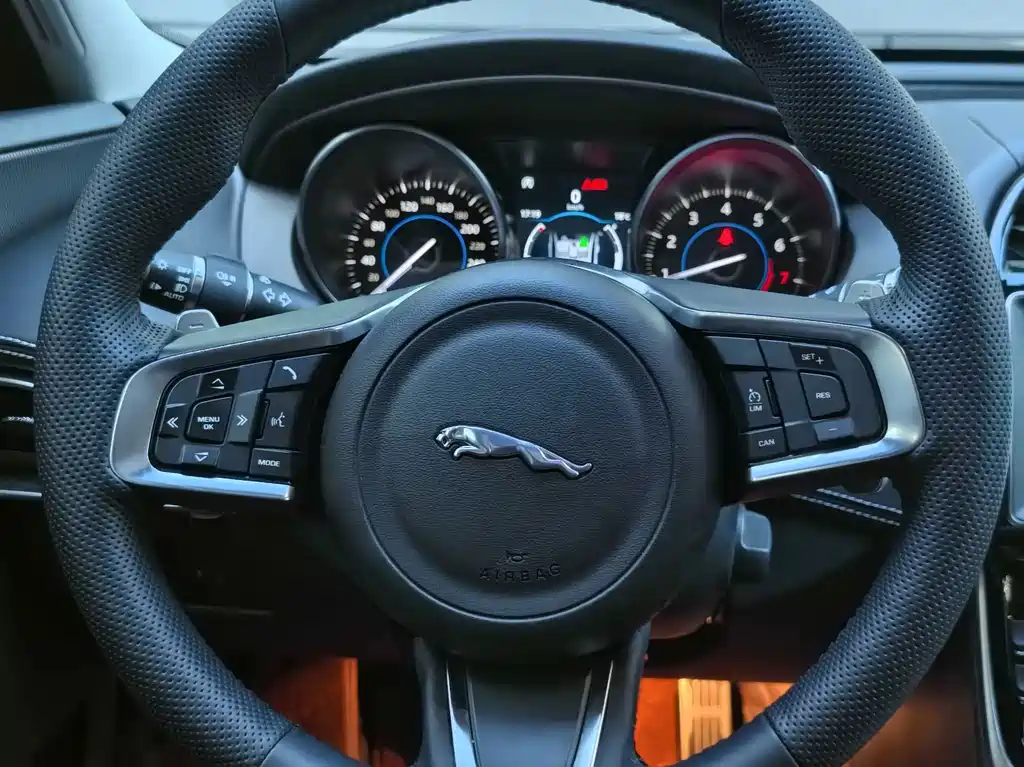 Jaguar XE — миниатюра 9