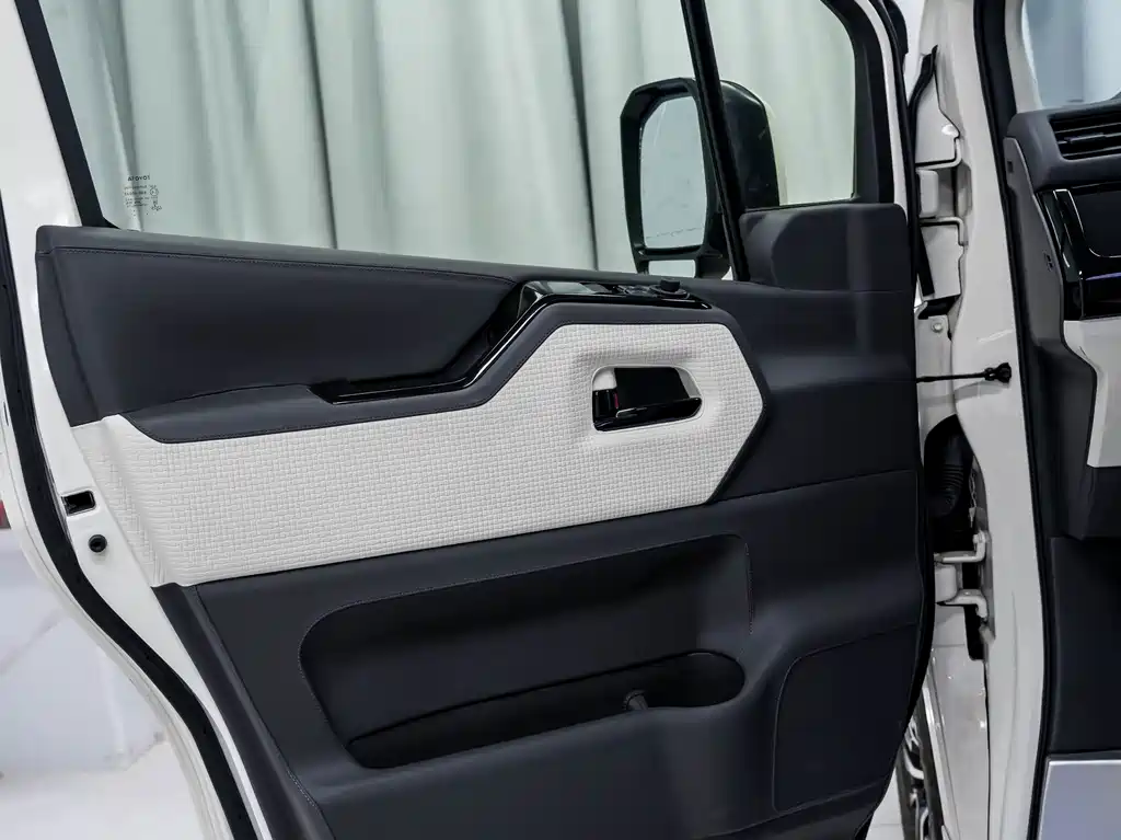 Toyota Hiace - фото 14