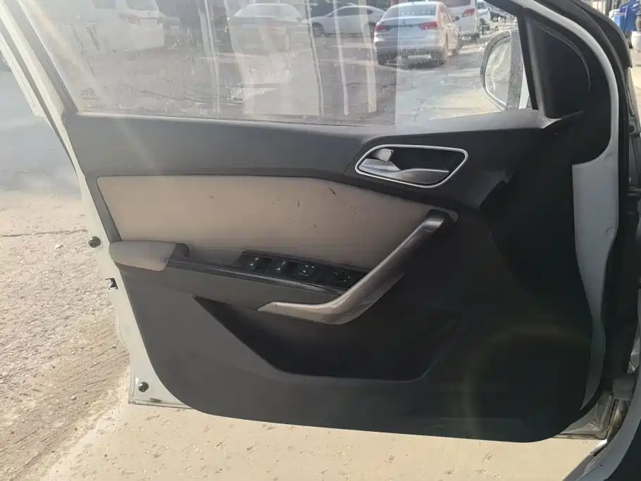 Baojun 310W — миниатюра 7