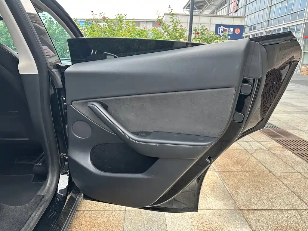 Tesla Model Y — миниатюра 27
