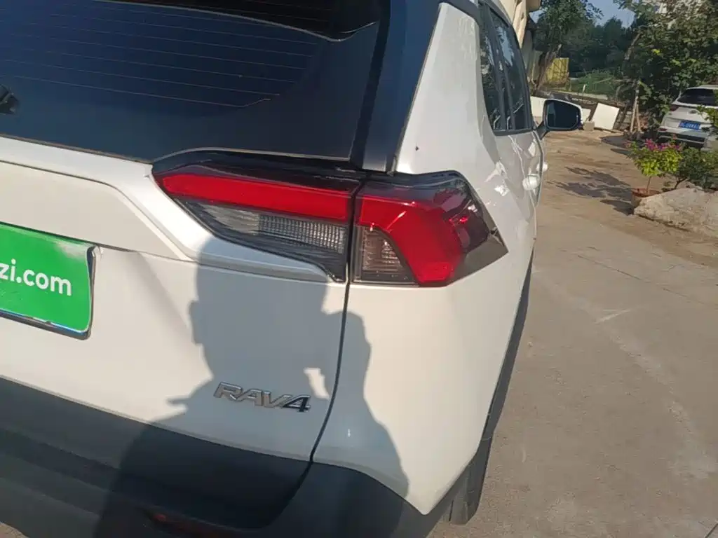 Toyota RAV4 — миниатюра 8