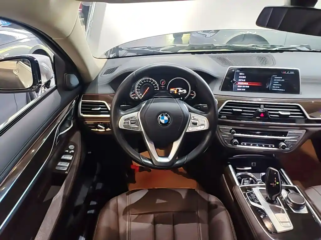 BMW 7 Series — миниатюра 11