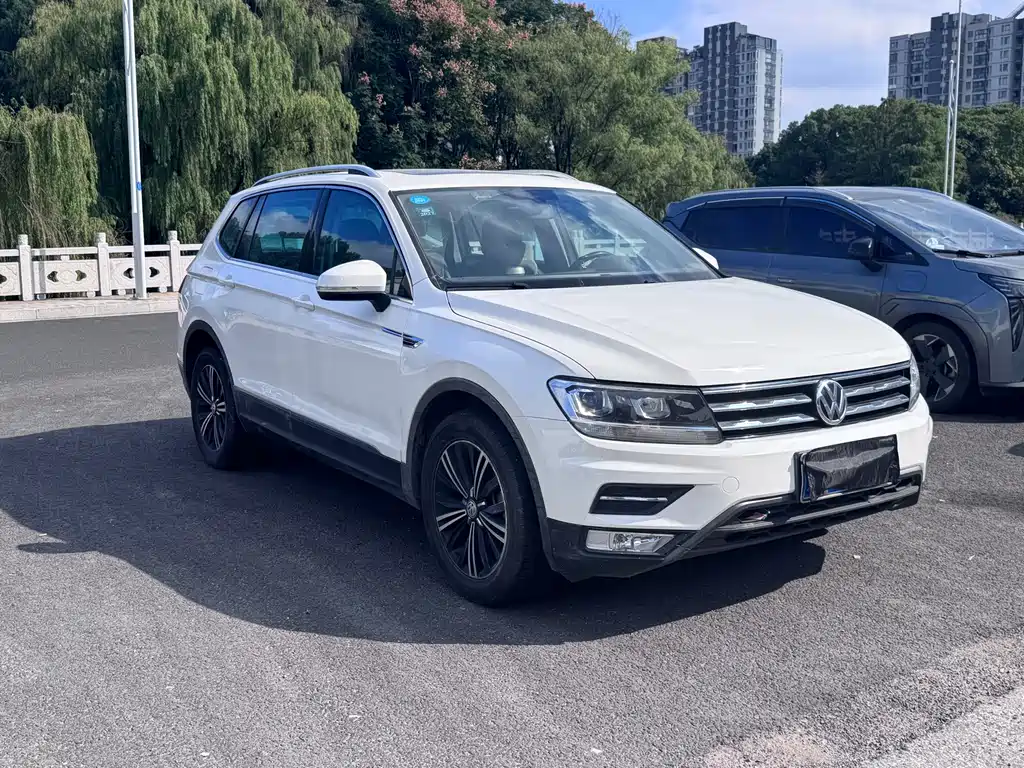 Volkswagen Tiguan L L 2019 330TSI AT Comfort V