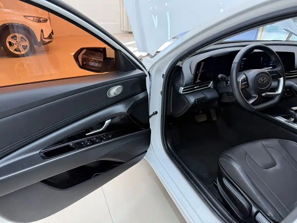 Hyundai Elantra — миниатюра 8