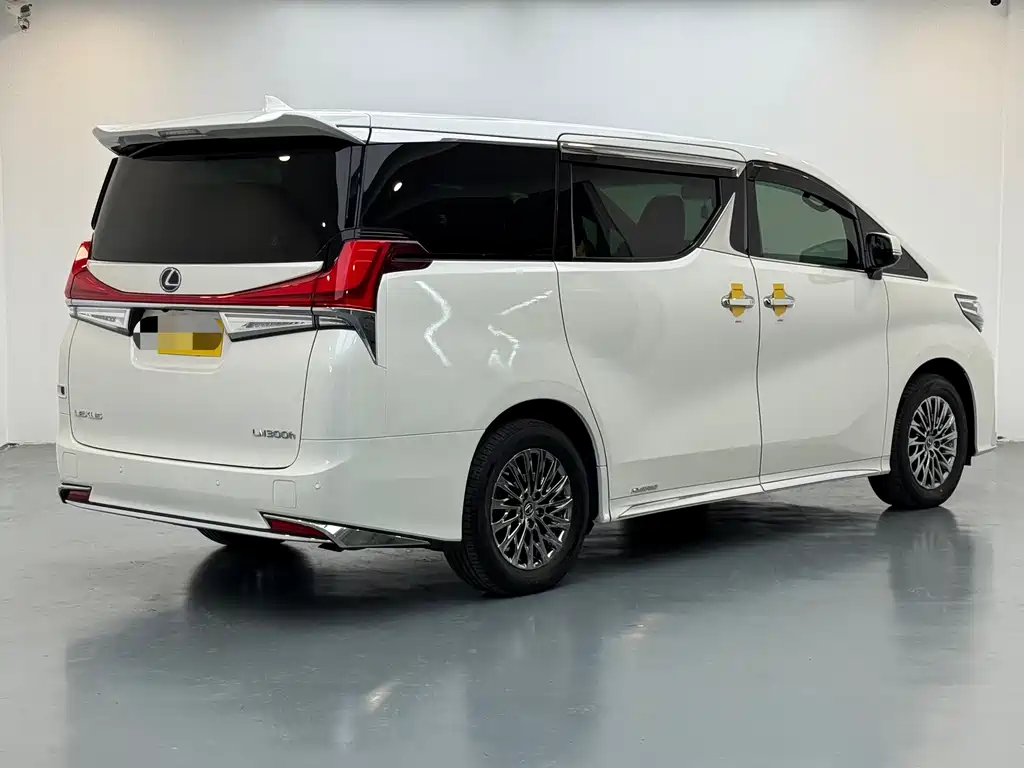 LEXUS LM