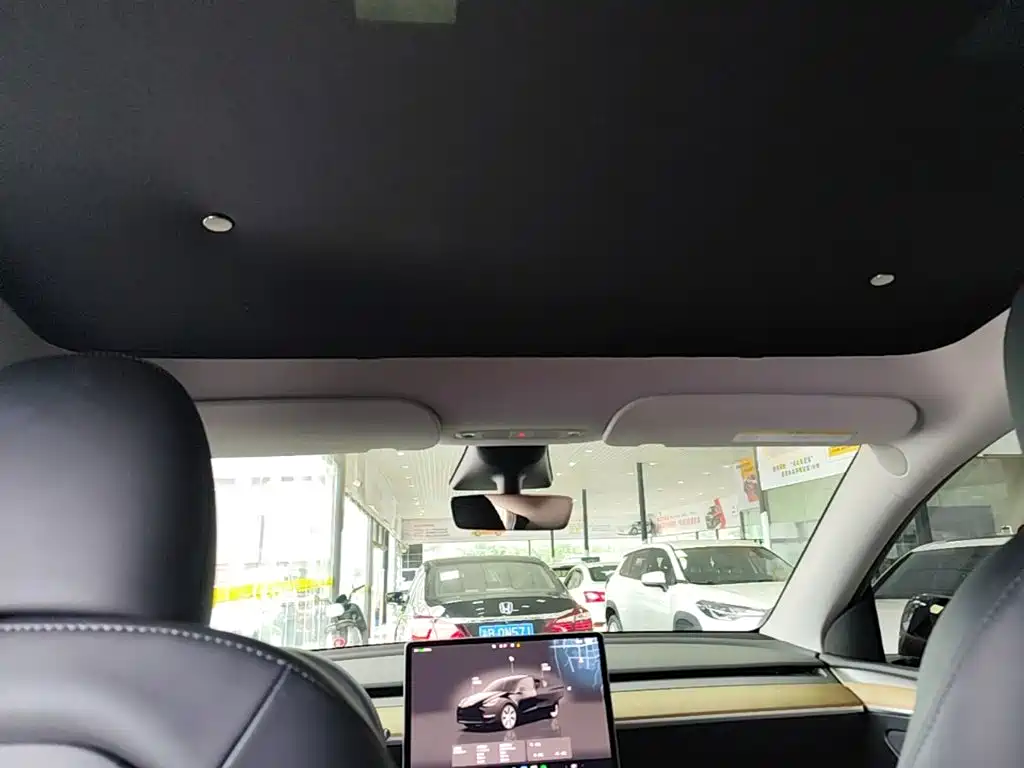 Tesla Model Y — миниатюра 18