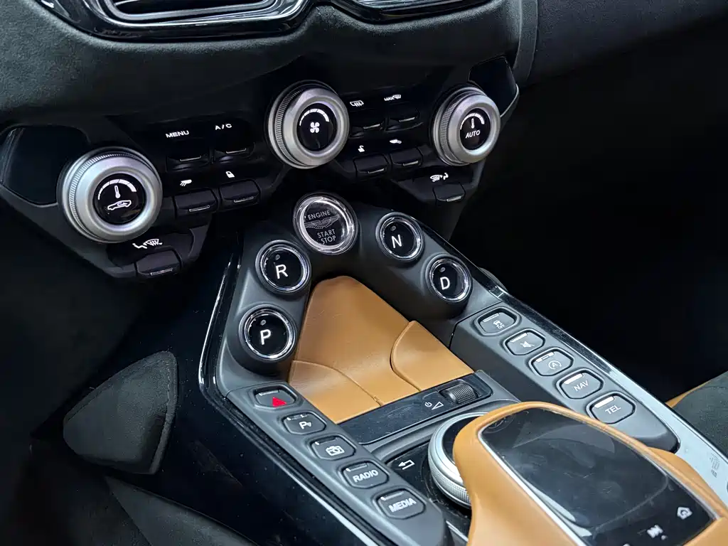 Aston Martin V8 Vantage — миниатюра 18