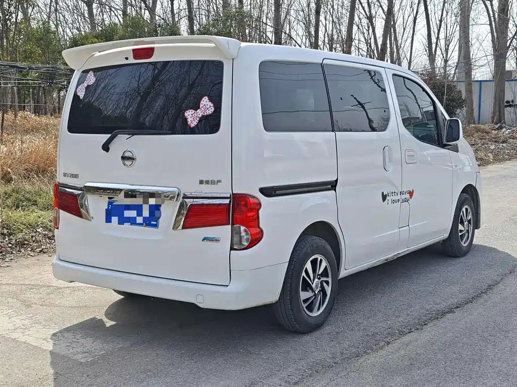NISSAN NV200