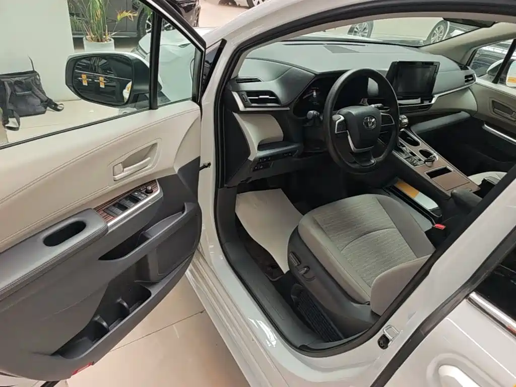 Toyota Sienna — миниатюра 16