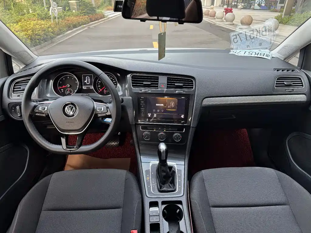 VOLKSWAGEN GOLF