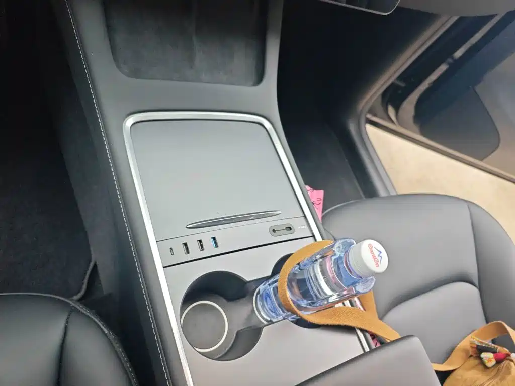 Tesla Model Y — миниатюра 10