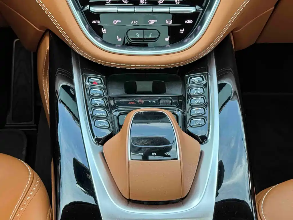 Aston Martin DBX — миниатюра 12