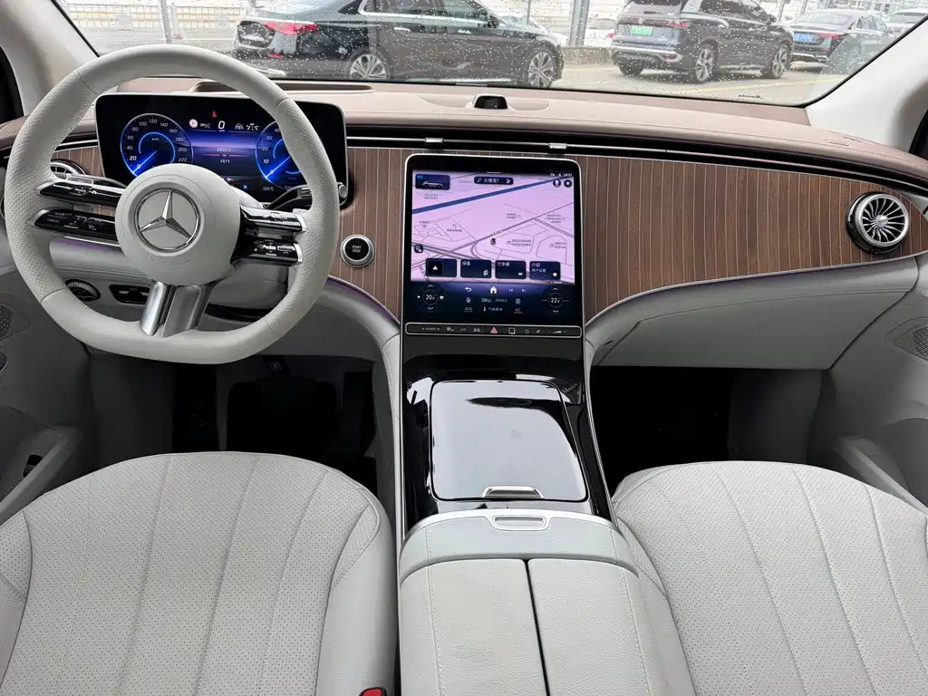 Mercedes-Benz EQE SUV — миниатюра 13