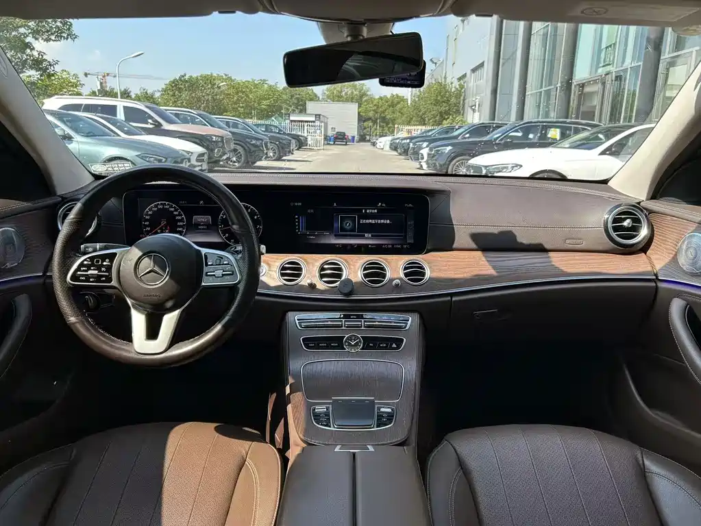 Mercedes-Benz E-Class — миниатюра 16