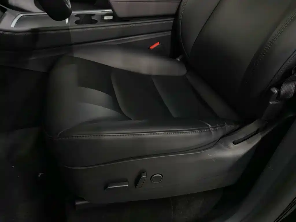 Tesla Model Y — миниатюра 20