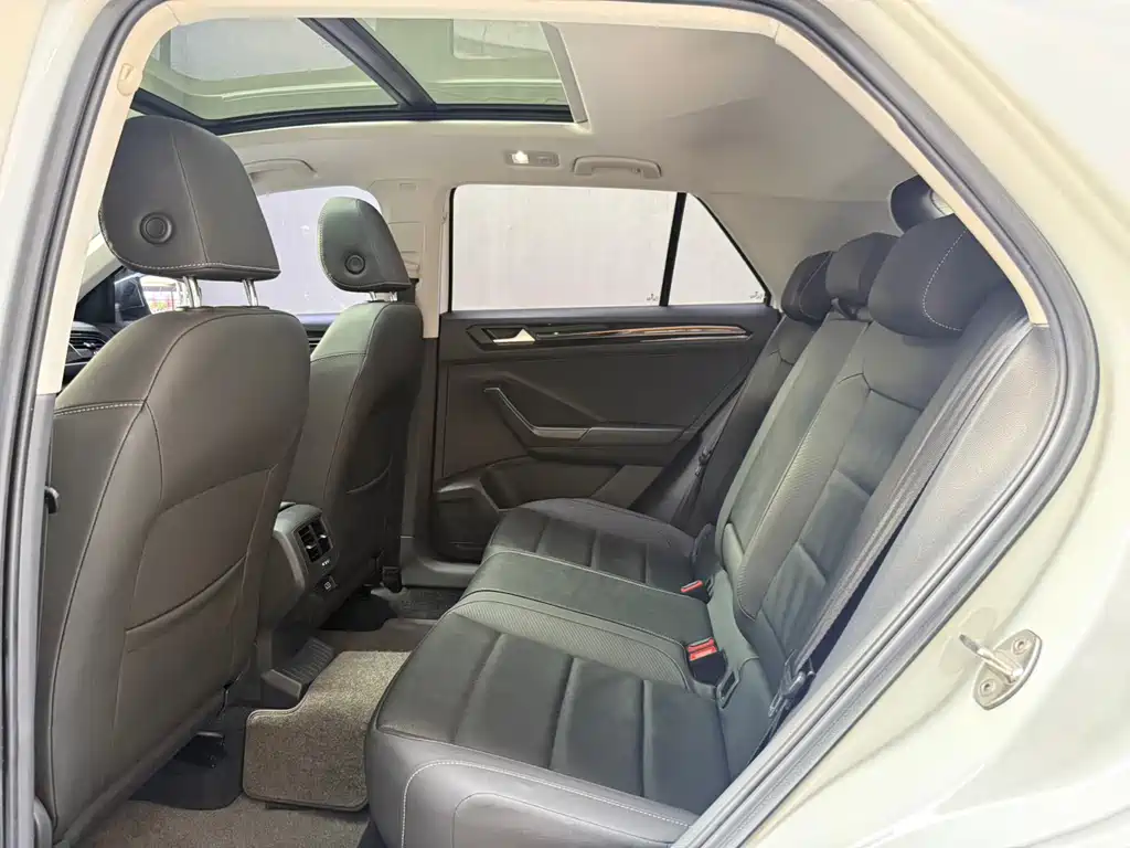 Volkswagen T-Roc — миниатюра 10