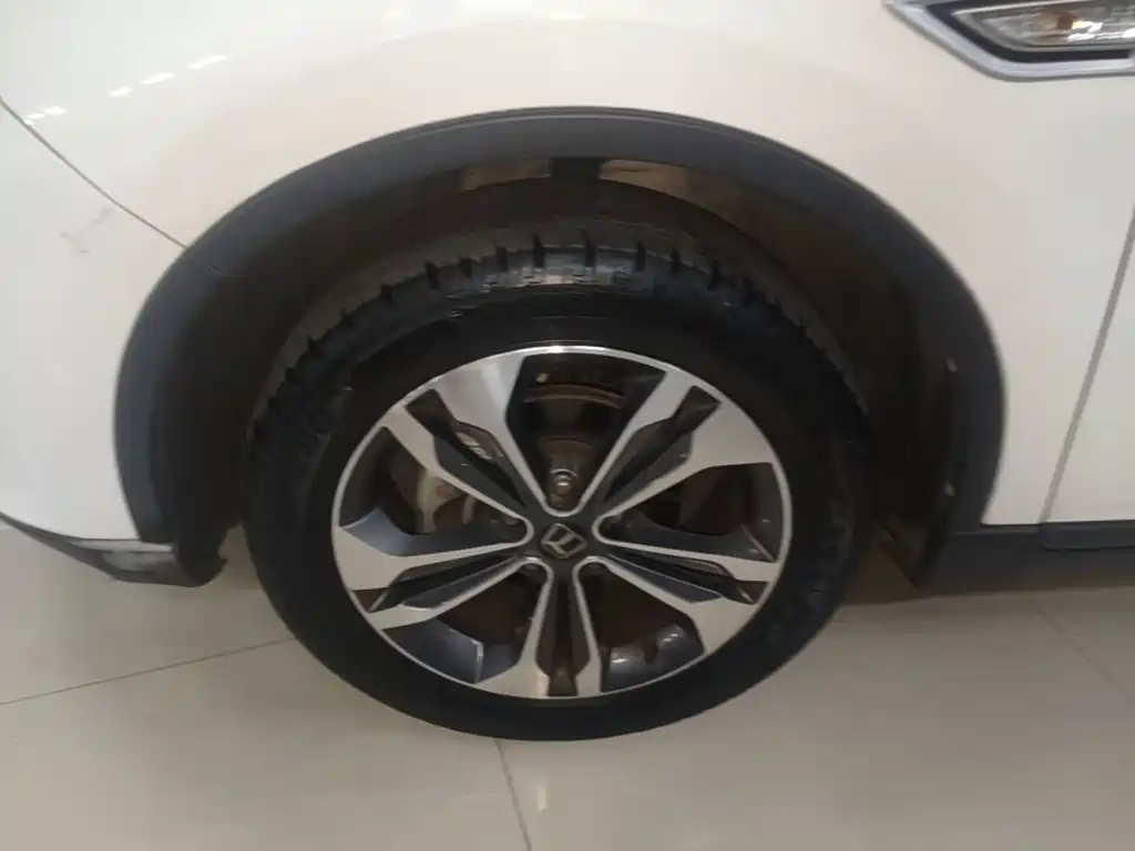 Luxgen U6 — миниатюра 23