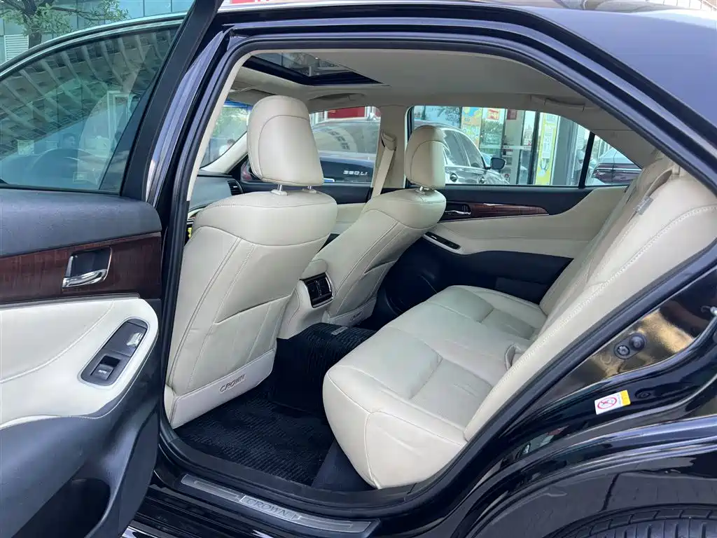 Toyota Crown — миниатюра 6