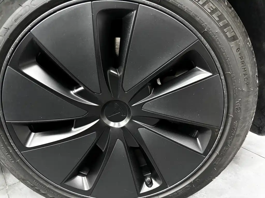 Tesla Model 3 — миниатюра 15