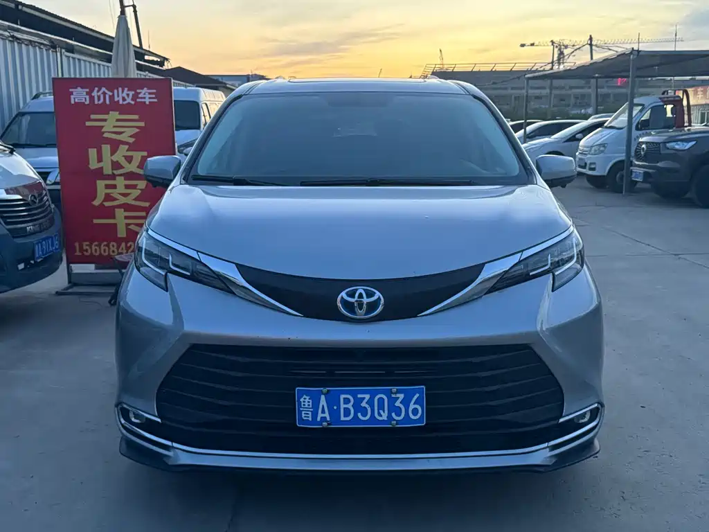 Toyota Sienna — миниатюра 2