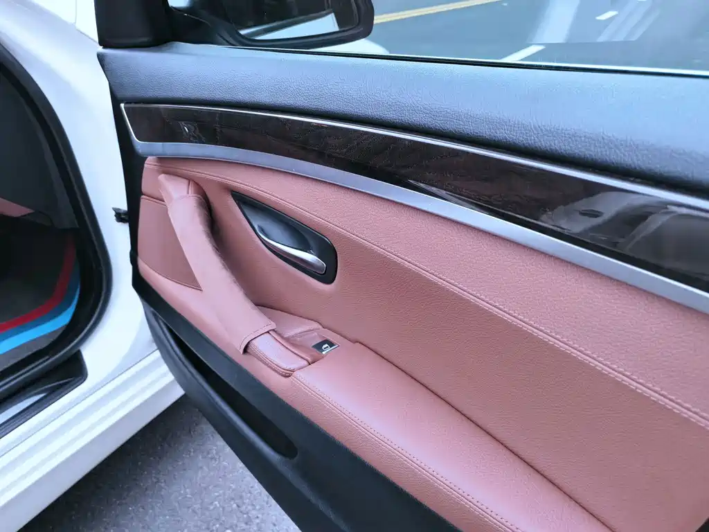 BMW 5 Series — миниатюра 9